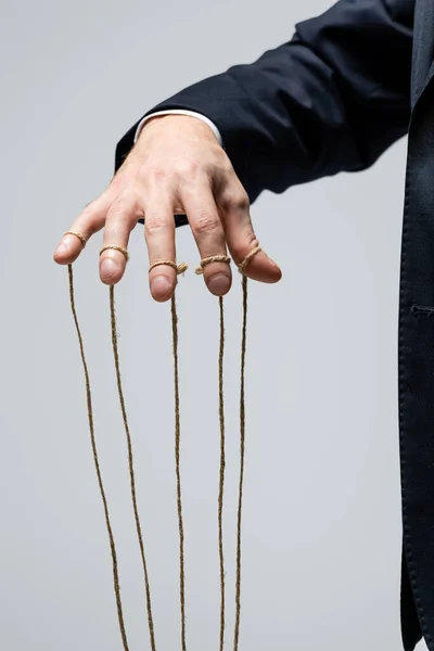 Visão Parcial Marionetista Terno Com Cordas Dedos Isolados Cinza — Fotografia de Stock
