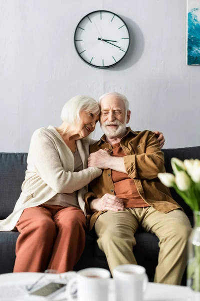 Selective Focus Happy Senior Couple Sitting Sofa Holding Hands — Stock Photo, Image