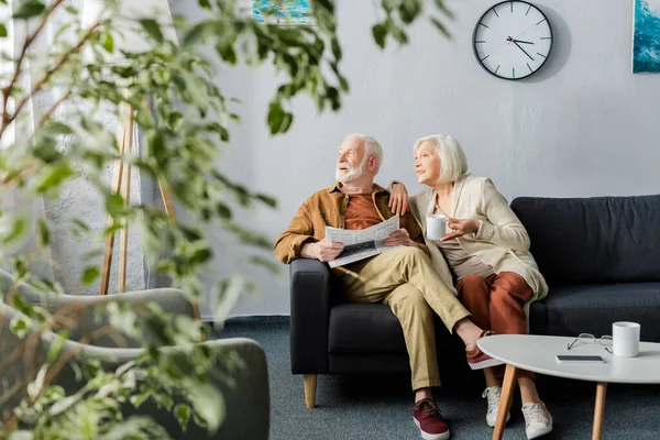 Selective Focus Senior Couple Looking Away While Sitting Sofa — Stock Photo, Image