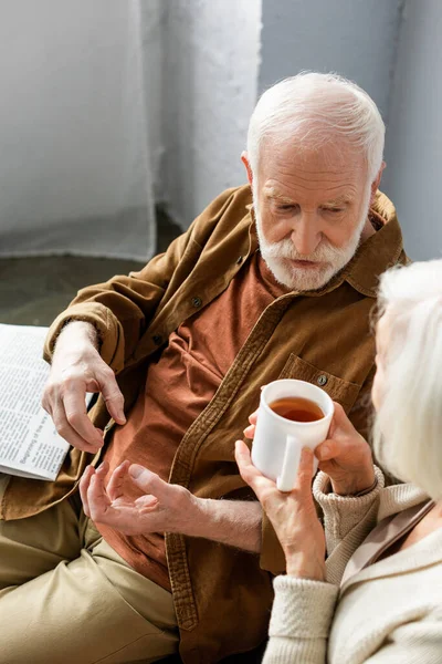 Άποψη Υψηλής Γωνίας Του Ηλικιωμένου Άνδρα Μιλώντας Σύζυγο Κρατώντας Φλιτζάνι — Φωτογραφία Αρχείου