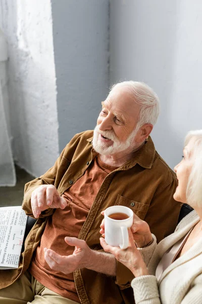 Vista Alto Angolo Uomo Anziano Sorridente Parlando Con Moglie Possesso — Foto Stock