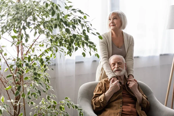 Eldre Kvinne Som Holder Hånden Til Lykkelig Mann Som Sitter – stockfoto