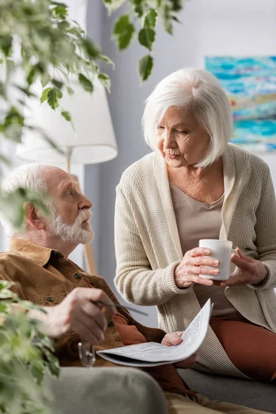 Selective Focus Senior Woman Holding Cup Tea While Talking Surprised — Stock Photo, Image