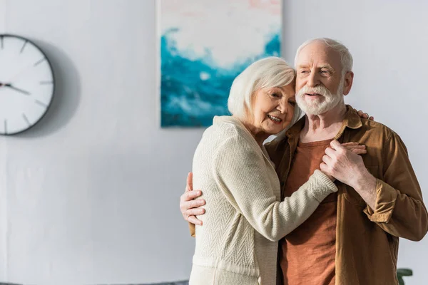 Alegre Sonriente Pareja Sonriendo Mientras Bailando Casa —  Fotos de Stock