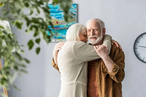 Foco Seletivo Homem Idoso Feliz Abraçando Esposa Sorridente — Fotografia de Stock