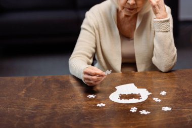 Bunama terapisi olarak yapboz toplayan yaşlı bir kadın.
