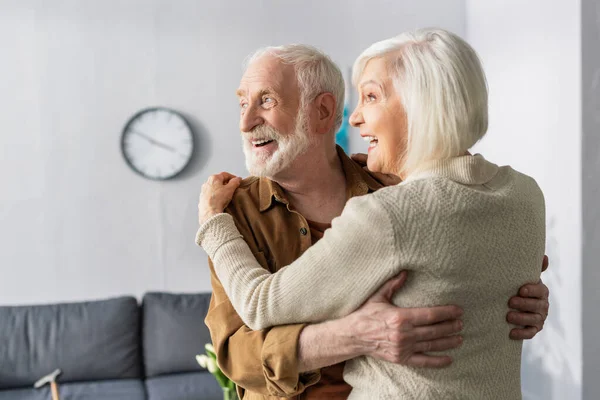 Fröhliches Senioren Paar Tanzt Lacht Und Schaut Hause Weg — Stockfoto