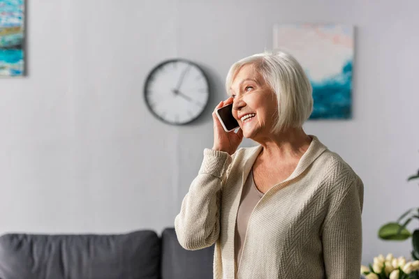 Happy Senior Woman Smiling Looking Away While Talking Smartphone — Stock Photo, Image