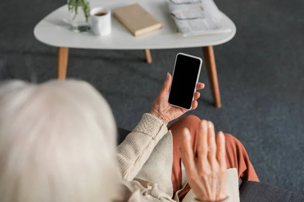 Γενικά Άποψη Της Ηλικιωμένης Γυναίκας Κρατώντας Smartphone Κενή Οθόνη Ενώ — Φωτογραφία Αρχείου