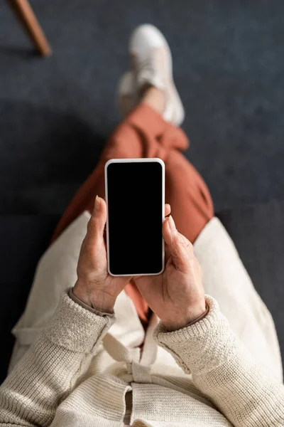 Ansicht Von Oben Seniorin Hält Smartphone Mit Leerem Bildschirm — Stockfoto