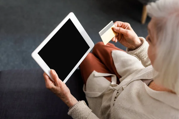 Részleges Kilátás Idős Gazdaság Digitális Tabletta Üres Képernyő Hitelkártya Felülnézet — Stock Fotó