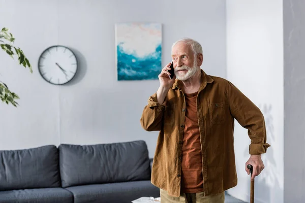 Uomo Anziano Attento Parlando Smartphone Mentre Piedi Con Bastone Passeggio — Foto Stock