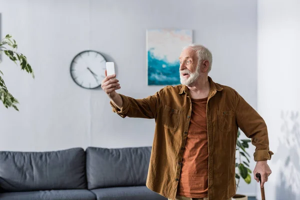 Hombre Mayor Emocionado Sonriendo Mientras Toma Selfie Teléfono Inteligente — Foto de Stock