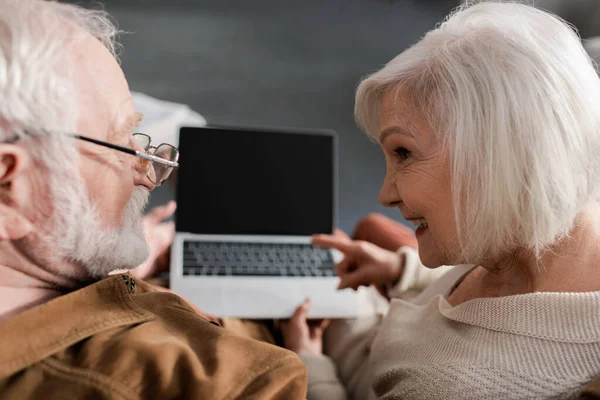 Vue Aérienne Femme Âgée Souriante Pointant Vers Ordinateur Portable Avec — Photo