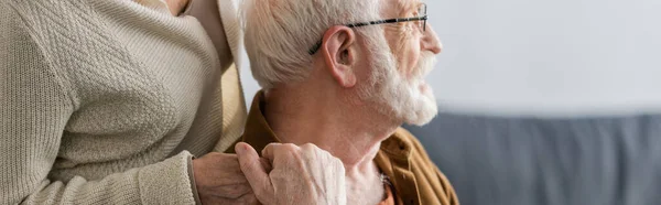 Ausgeschnittene Ansicht Einer Frau Die Die Hand Ihres Älteren Mannes — Stockfoto