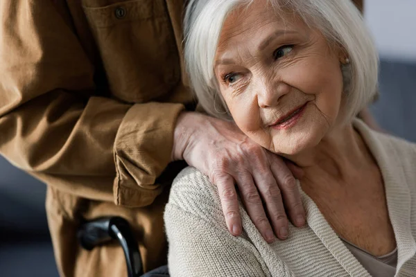 Levágott Kilátás Idős Férfi Megható Váll Fogyatékos Feleség — Stock Fotó