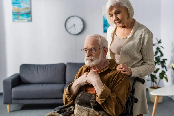 Üzgün Yaşlı Bir Kadın Engelli Bir Kocanın Omzuna Dokunuyor Bunama — Stok fotoğraf