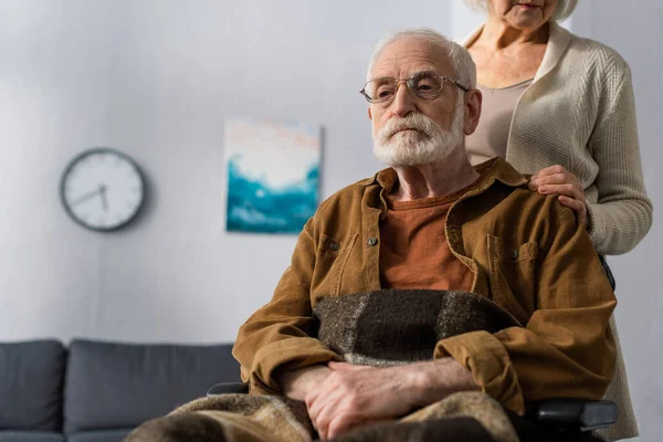 Levágott Kilátás Idős Megérinti Váll Fogyatékos Férj Beteg Demencia — Stock Fotó