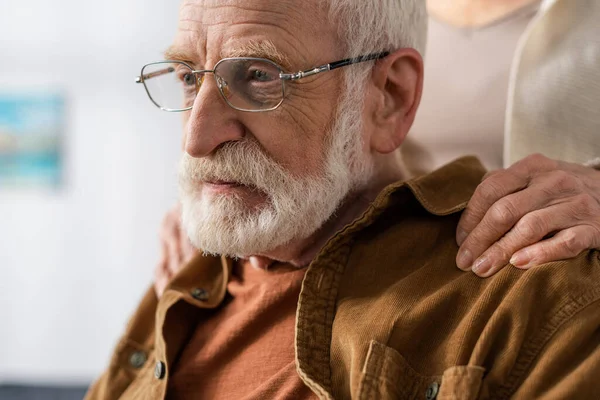 Bijgesneden Beeld Van Vrouw Aanraken Schouders Van Senior Man Ziek — Stockfoto