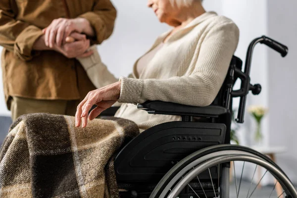 Oříznutý Pohled Staršího Muže Držícího Ruku Postiženou Nemocnou Ženu Invalidním — Stock fotografie