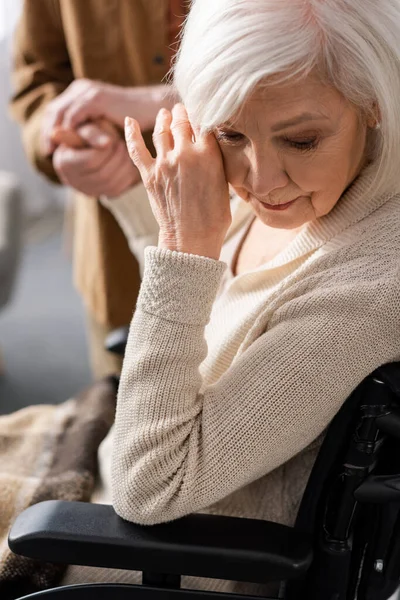 Visão Cortada Homem Segurando Mão Esposa Deficiente Doente Demência Chorando — Fotografia de Stock