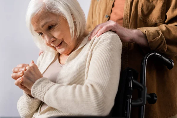 Обрезанный Вид Мужа Трогающего Плечи Пожилой Женщины Плачущей Инвалидном Кресле — стоковое фото