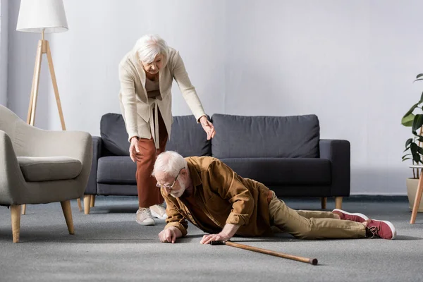 Senior Woman Helping Get Fallen Husband Lying Floor Walking Stick — Stock Photo, Image