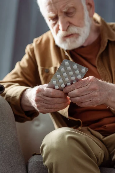 Вибірковий Фокус Самотнього Старшого Чоловіка Погано Себе Почуває Тримає Таблетки — стокове фото
