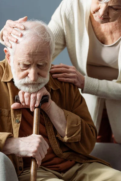 Ηλικιωμένη Γυναίκα Ηρεμεί Άρρωστο Γέρο Σύζυγο Άρρωστος Στην Άνοια Ενώ — Φωτογραφία Αρχείου