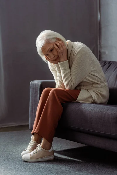 Mujer Mayor Deprimida Solitaria Cogida Mano Mientras Está Sentada Sofá — Foto de Stock