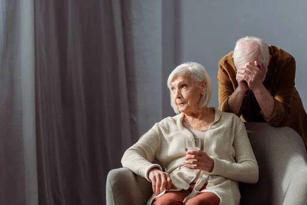 Förtvivlad Senior Man Fördunklande Ansikte Med Handen När Står Bakom — Stockfoto
