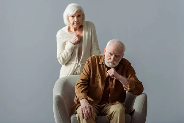 Депрессивная Пожилая Женщина Трогает Грудь Стоя Позади Мужа Больная Слабоумием — стоковое фото