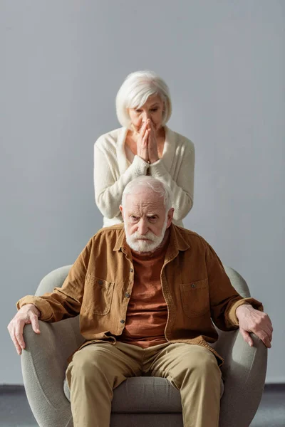 Verzweifelte Seniorin Berührt Gesicht Während Sie Hinter Ehemann Steht Demenz — Stockfoto
