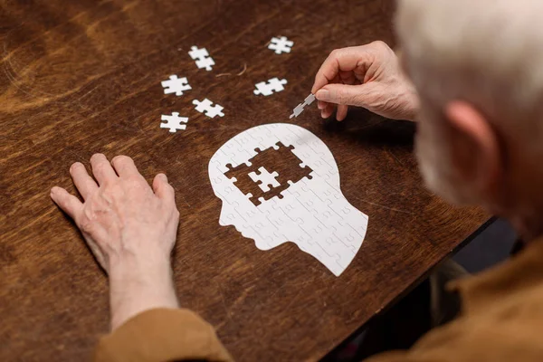 Vista Alto Angolo Uomo Anziano Raccolta Puzzle Come Demenza Rehab — Foto Stock
