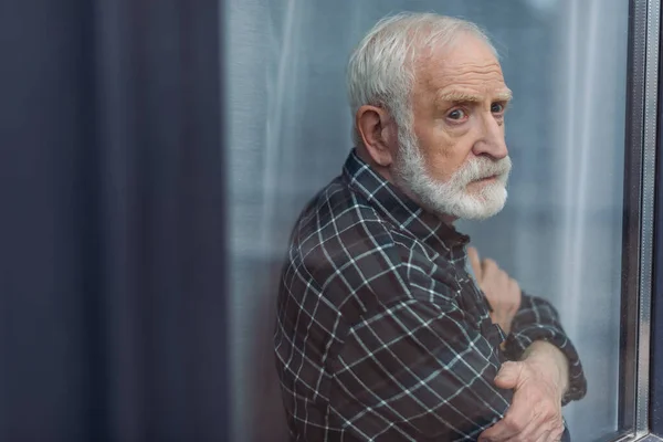 Anziano Uomo Sconvolto Piedi Con Braccia Incrociate Guardando Lontano Attraverso — Foto Stock