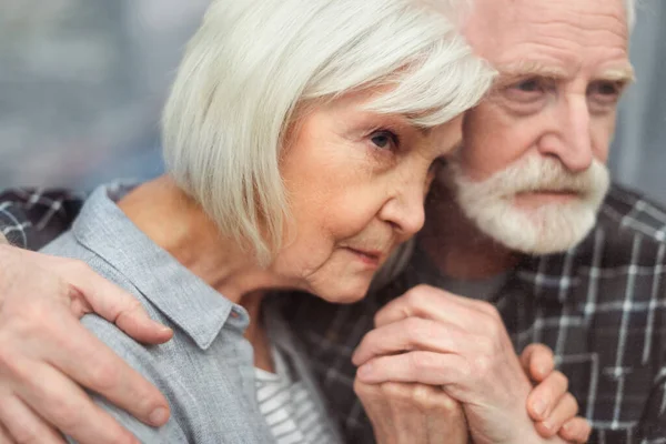 Přemýšlivý Starší Muž Drží Ruce Manželku Nemocný Demenci Zatímco Dívá — Stock fotografie