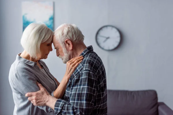 Donna Anziana Marito Con Demenza Abbracciare Mentre Piedi Faccia Faccia — Foto Stock