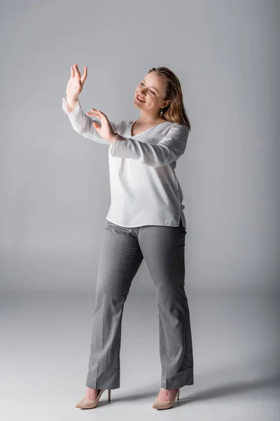Full Length View Smiling Overweight Girl Gesturing Hands While Posing — Stock Photo, Image