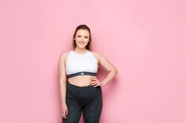 Vrij Overgewicht Meisje Sportkleding Houden Hand Heup Glimlachen Roze — Stockfoto
