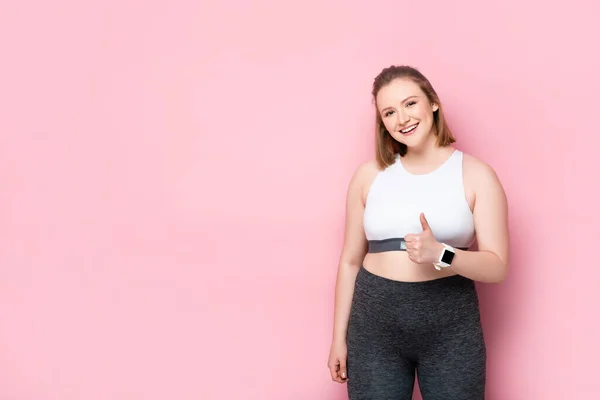 Boldog Túlsúlyos Lány Mutatja Hüvelykujját Fel Miközben Mosolyog Kamera Rózsaszín — Stock Fotó