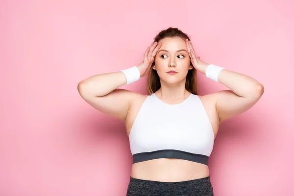 Geschokt Overgewicht Meisje Aanraken Hoofd Weg Kijken Roze — Stockfoto