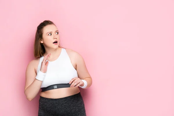 Scared Overweight Girl Gesturing While Looking Away Pink — Stock Photo, Image