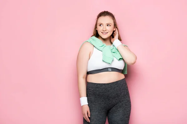 Beautiful Overweight Girl Sweatshirt Shoulders Touching Hair Looking Away Pink — Stock Photo, Image