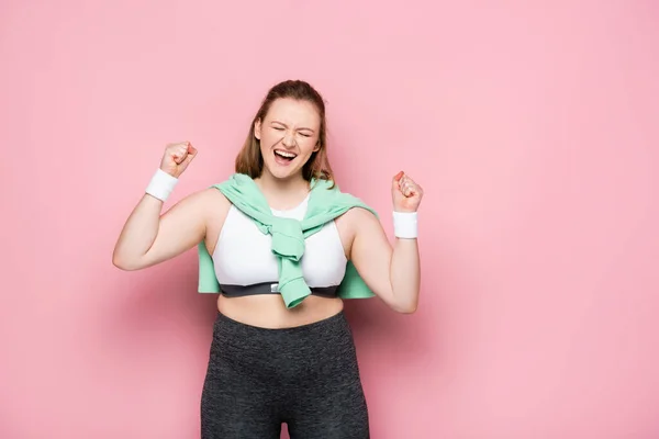 Opgewonden Overgewicht Meisje Met Sweater Schouders Tonen Winnaar Gebaar Met — Stockfoto