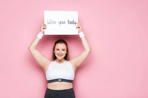 Gelukkig Overgewicht Meisje Houden Plakkaat Met Liefde Lichaam Inscriptie Roze — Stockfoto