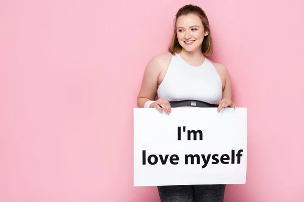 Sonriente Chica Con Sobrepeso Sosteniendo Pancarta Con Amo Inscripción Rosa —  Fotos de Stock