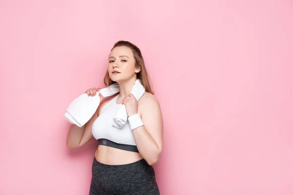 Magabiztos Túlsúlyos Lány Sportruházat Törlőkendő Nyak Törölköző Miközben Kamera Rózsaszín — Stock Fotó