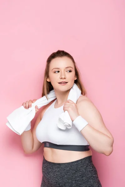 Hübsche Übergewichtige Mädchen Wischt Hals Mit Handtuch Während Sie Wegschaut — Stockfoto