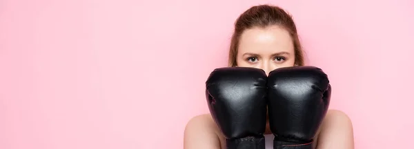 网站头版尺寸加上女生在看粉色相机的时候用拳击手套遮住脸 — 图库照片