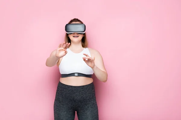 Sonriendo Chica Con Sobrepeso Ropa Deportiva Auriculares Sonriendo Haciendo Gestos —  Fotos de Stock